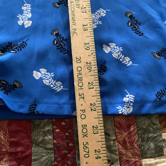 Ann Taylor factory women’s blouse blue with white and black floral design XS - Picture 7 of 7